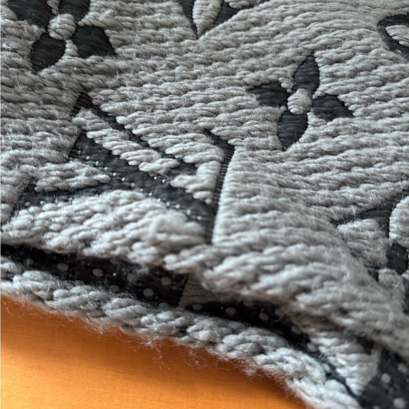 AUTHENTIC LOUIS VUITTON Grey Wool/Silk Logomania Scarf - Picture 2 of 9
